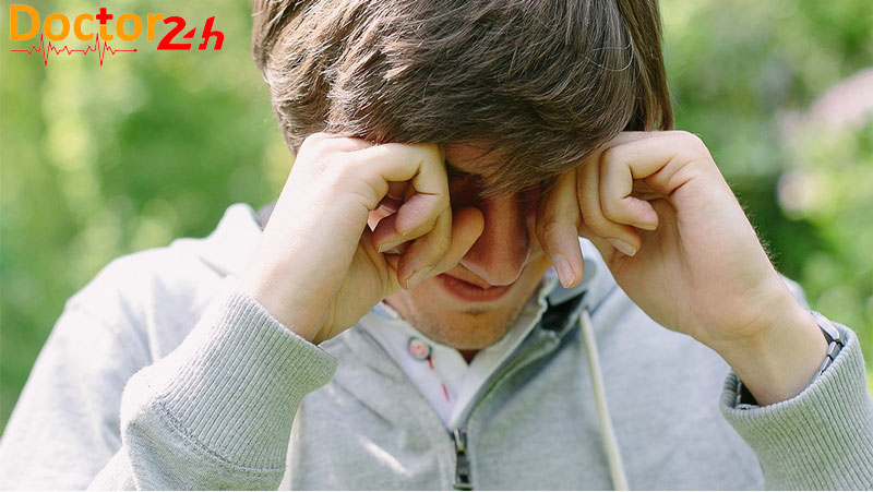 Khiếm thị là gì? Nguyên nhân và cách điều trị khiếm thị 2 nguoi-bi-khiem-thi