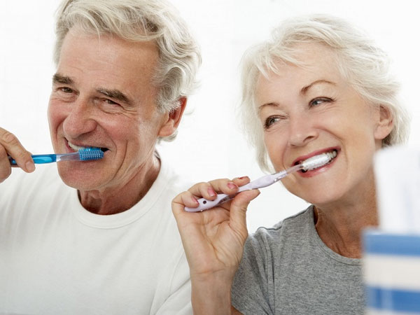Các câu hỏi liên quan đến chăm sóc sức khỏe răng miệng người cao tuổi 1 cham-soc-suc-khoe-rang-ming-nguoi-gia
