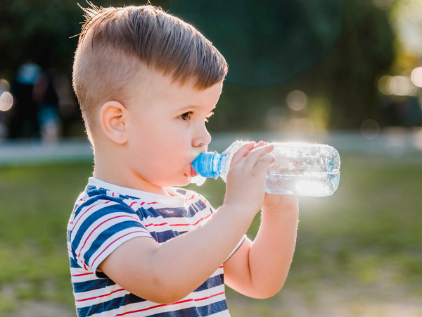 nuoc-uong-dong-chai-cho-be