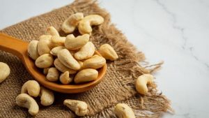 Bầu ăn hạt điều được không?