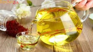 phu-nu-sau-sinh-co-nen-uong-saffron